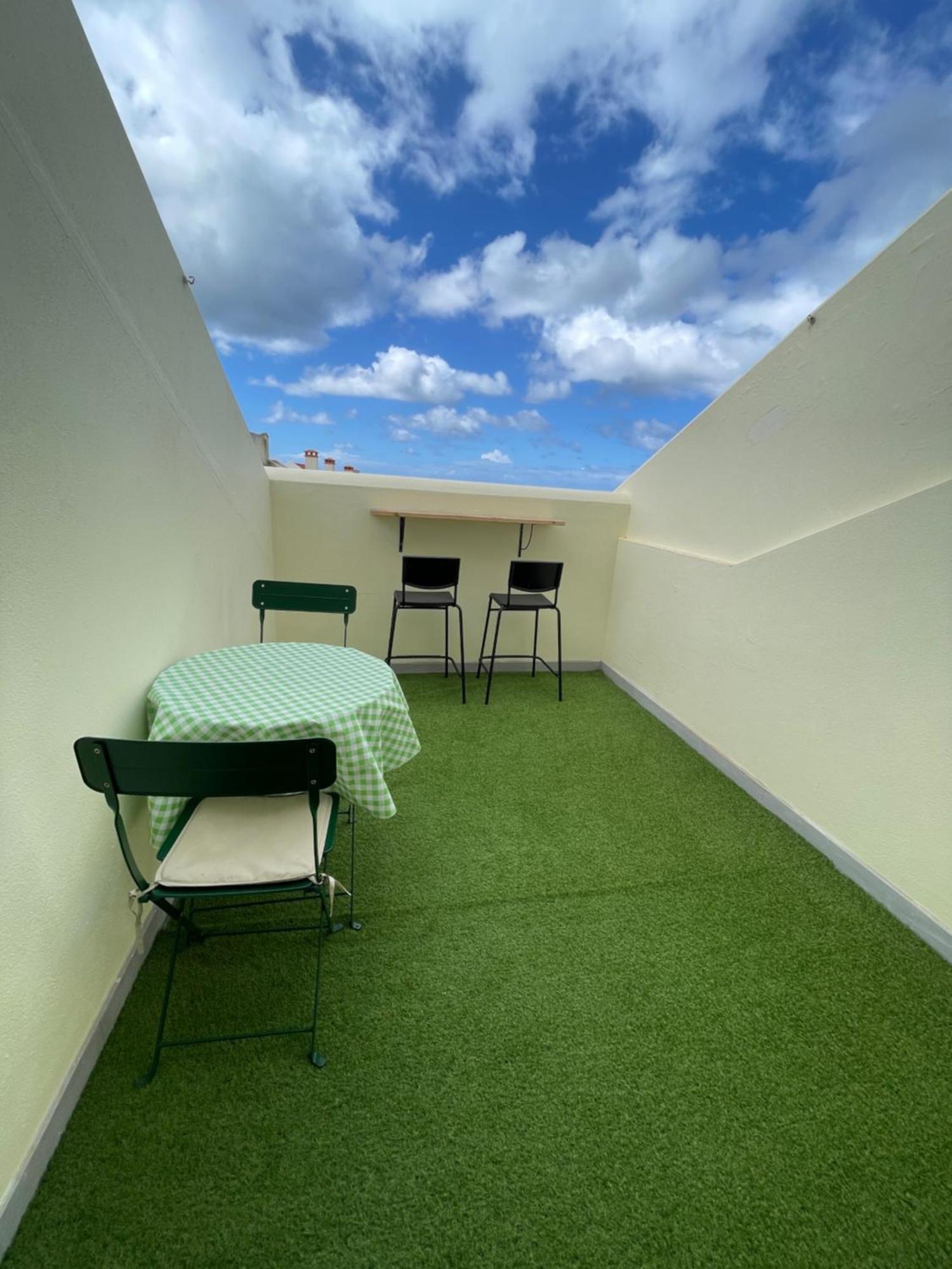 Seaside Room In A Peniche Townhouse Featuring A Private Bathroom And Shared Access To The Swimming Pool And Kitchen Atouguia Da Baleia Ngoại thất bức ảnh